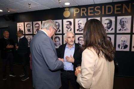 Así ha sido el brindis de Navidad de Alan Pace, representando al Espanyol, con los distintos medios de comunicación que siguen al equipo blanquiazul