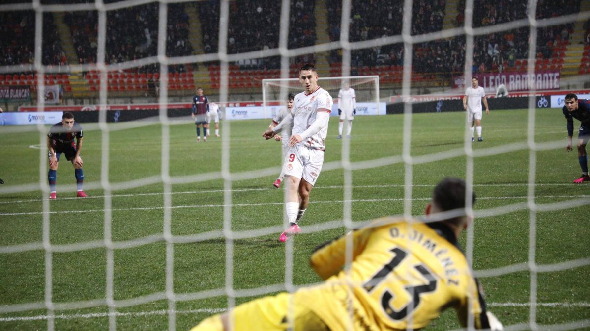 Dani Jiménez detiene el penalti a Manu Justo con 0-0 en el marcador.