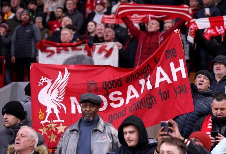 Aficionados con una pancarta en apoyo de Salah en Anfield