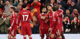 Ekitiké celebra su segundo gol junto a Salah, que sirvió el córner aprovechado por el delantero francés