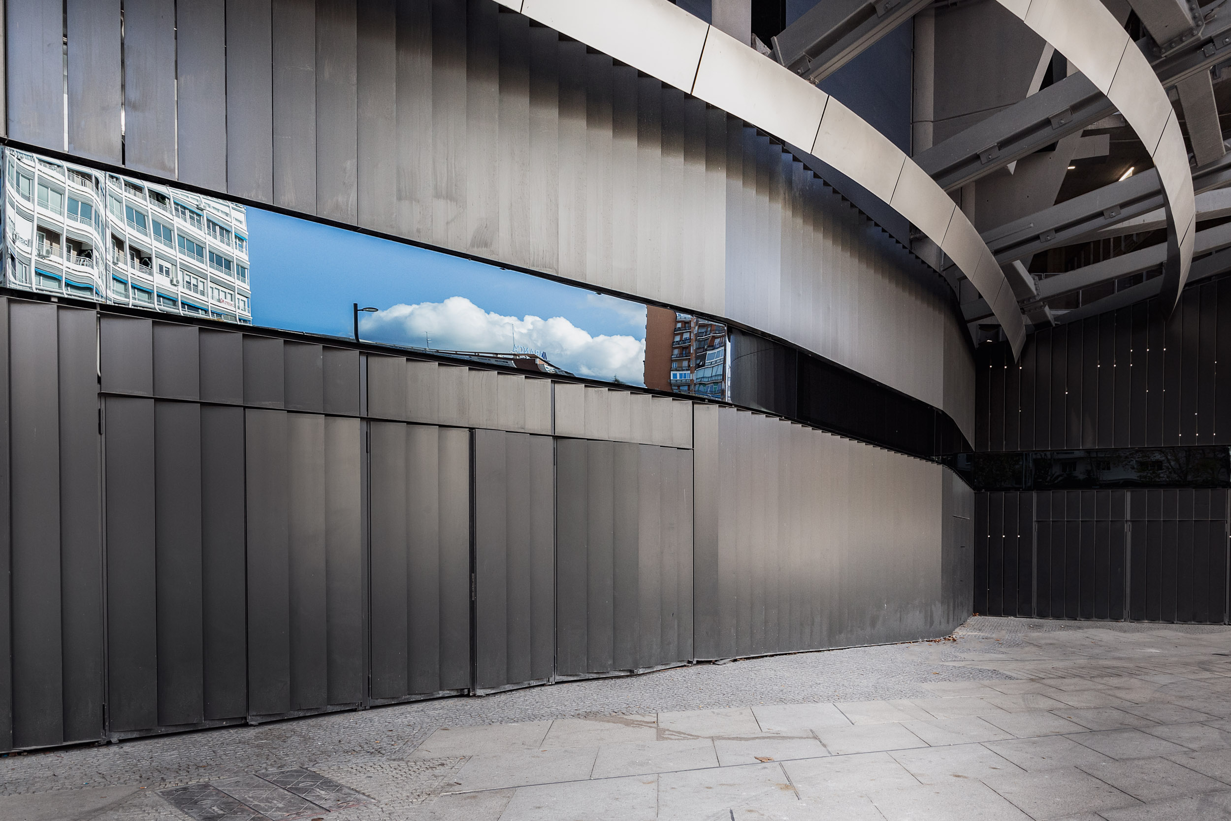 Puertas de acero en el exterior del estadio.