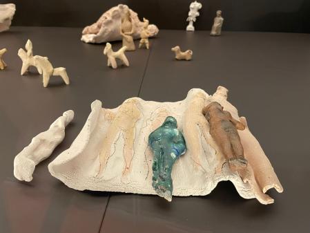 Detalle de un sobrante de la maqueta para la fachada de la Glòria, sobre la que ha situado tres figuritas