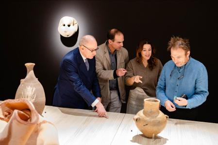 Bernard Ruiz-Picasso y Miquel Barceló junto a los co-comisarios de la exposición, Miguel López-Remiro, director artístico del Museo Picasso Málaga, y Tania Fábrega, directora Museo de Almería