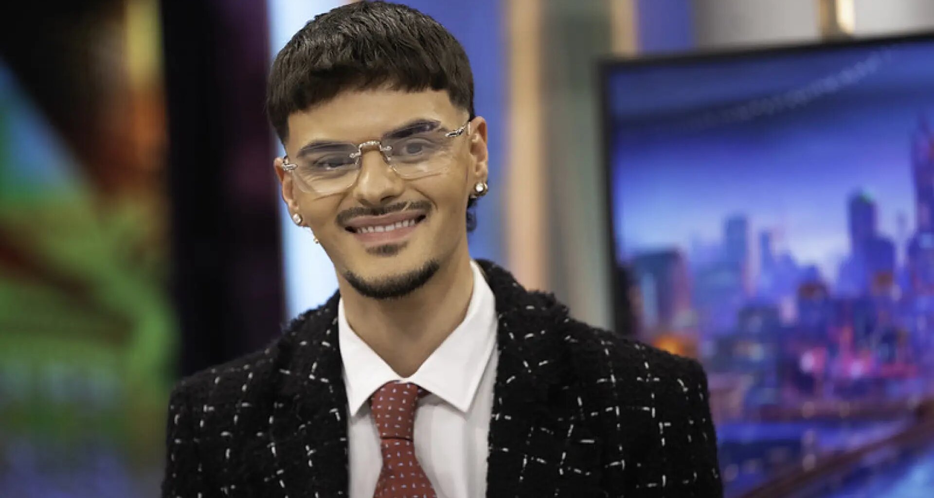 Abraham Mateo desafía los roles de género en el 'El Hormiguero' al llevar un traje femenino de Karl Lagerfeld