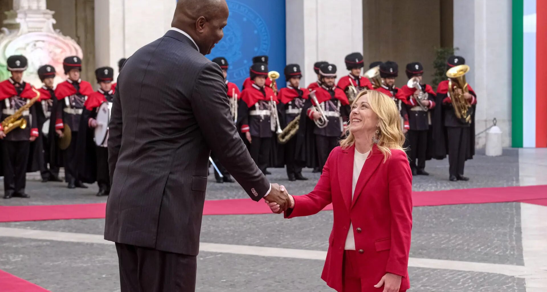 El divertido momento viral de Giorgia Meloni al conocer al presidente de Mozambique