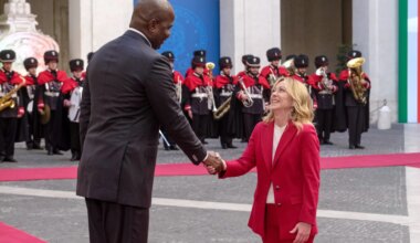 El divertido momento viral de Giorgia Meloni al conocer al presidente de Mozambique