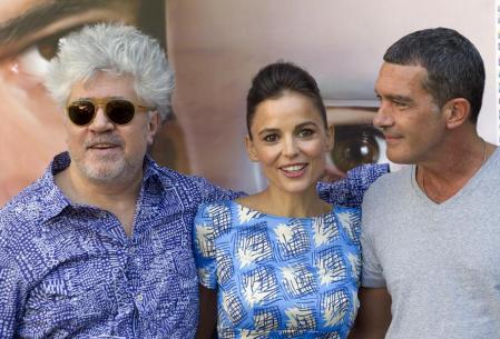 Elena Anaya, junto a Pedro Almodóvar y Antonio Banderas durante la promoción de la película 'La piel que habito' (2011)