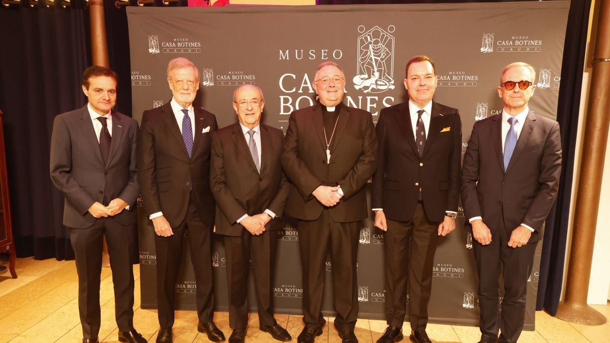 La presentación del centenario de la muerte de Gaudí contó con la asistencia de representantes de todos los ámbitos de la sociedad leonesa.