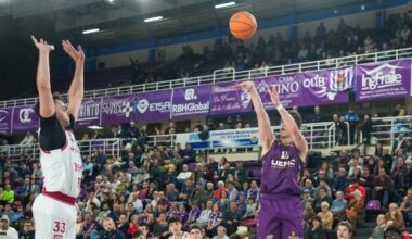 Pablo Martín lanza liberad en el derbi ante León.