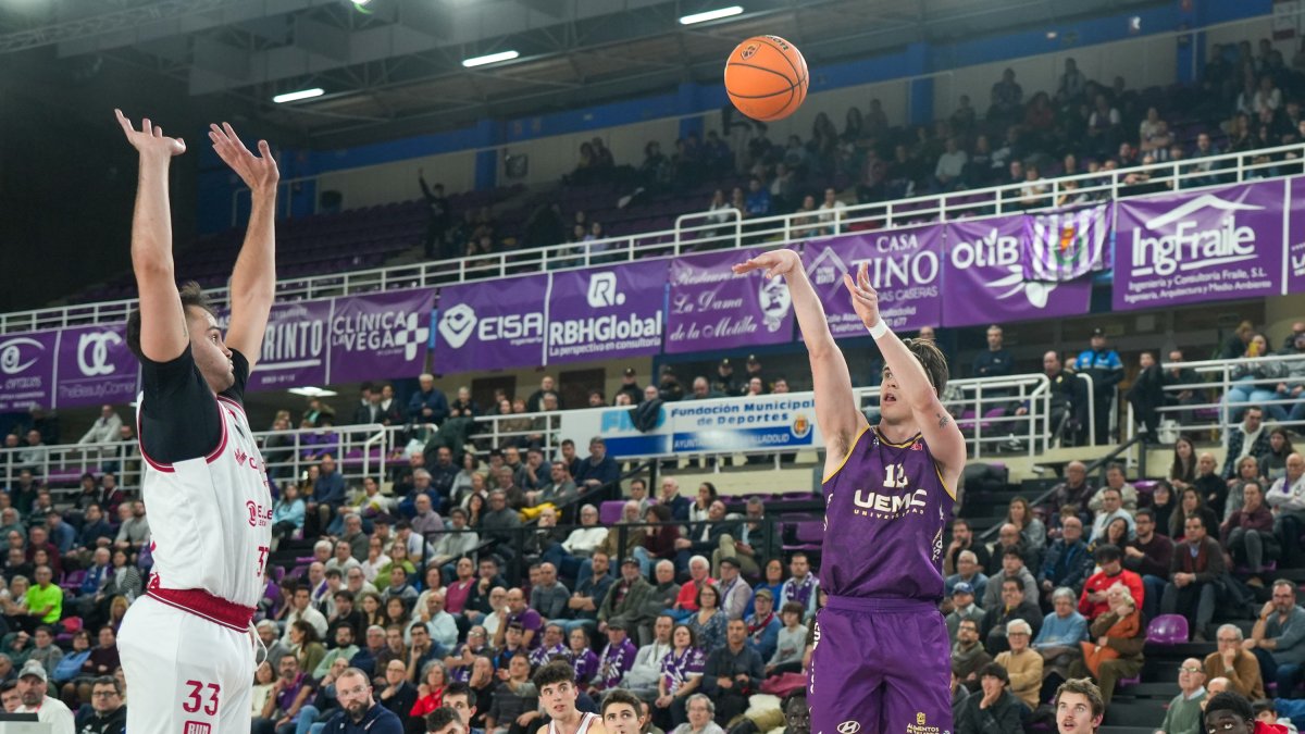 Pablo Martín lanza liberad en el derbi ante León.