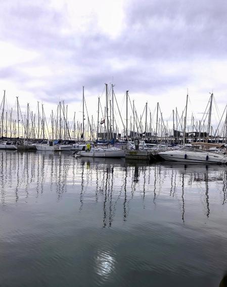 El minimalismo de la luz del invierno en el puerto de Badalona.