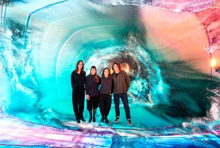 La comisaria y los creadores en la Bellver Blue Tech Zone de Benicassim