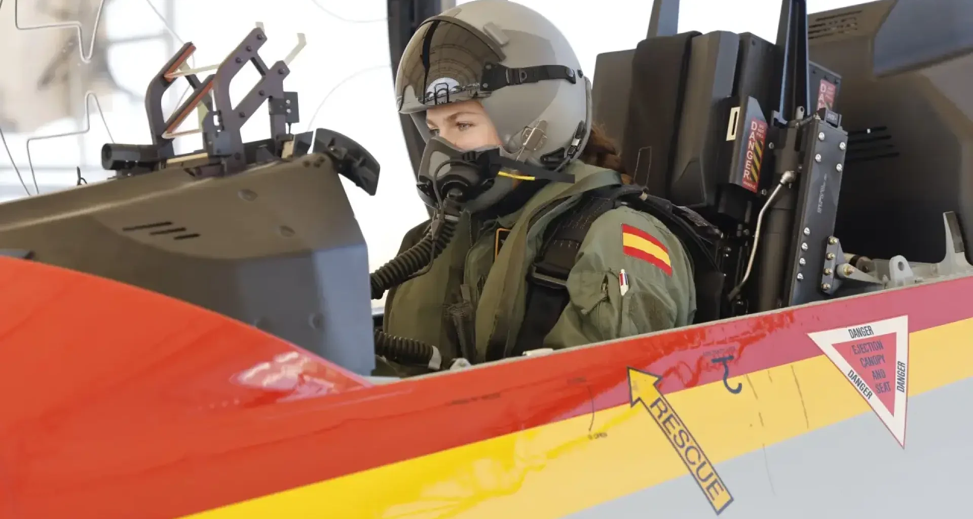 la princesa pilota por primera vez un avión del Ejército del Aire
