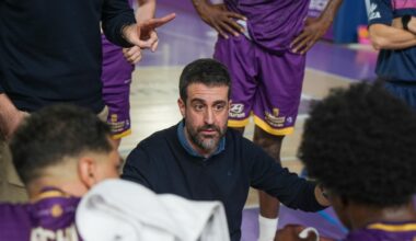 David Barrrio habla con sus jugadores en un tiempo muerto.