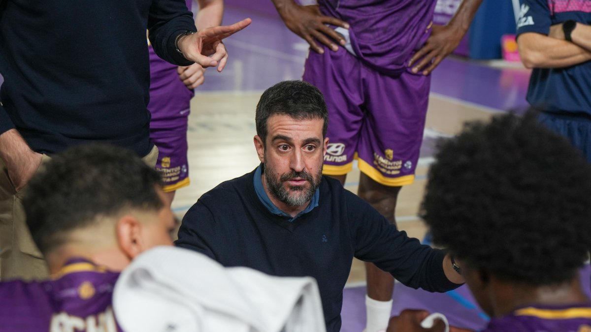 David Barrrio habla con sus jugadores en un tiempo muerto.