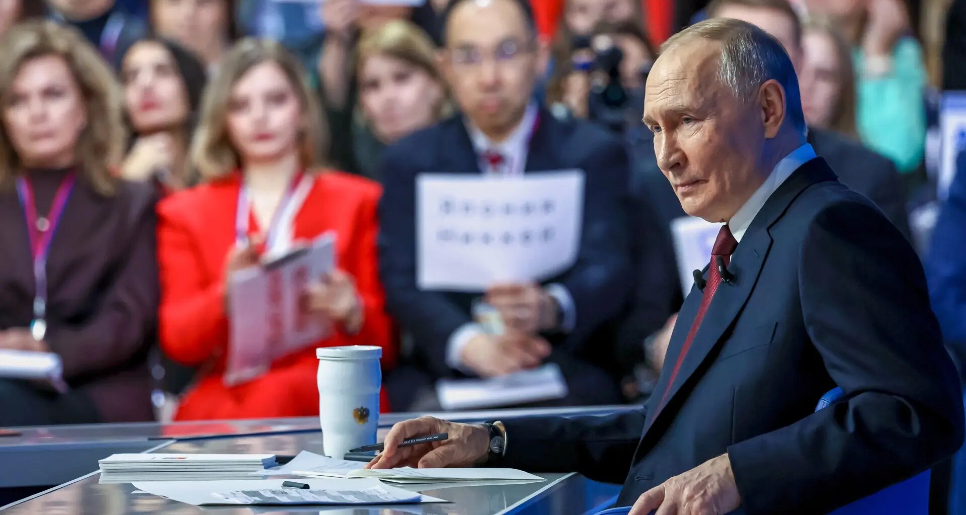 Vladimir Putin sorprende al admitir en una rueda de prensa que está "enamorado", aunque no revela de quién