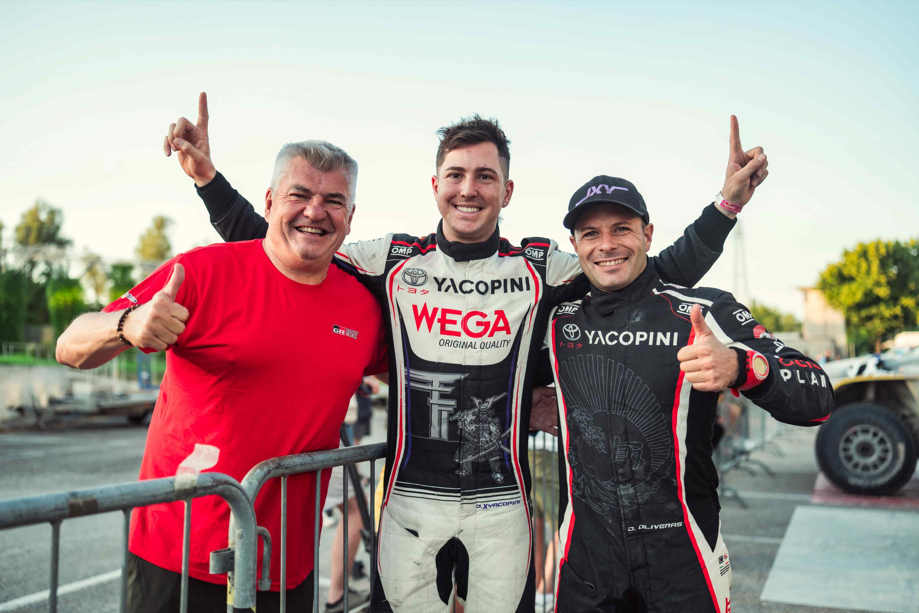 Yacopini, en el centro, celebrando su victoria en la Copa del Mundo de Bajas 2025