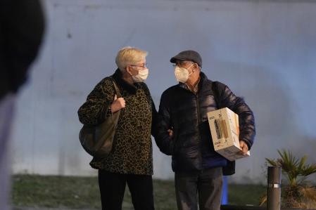 Varias personas con mascarilla a su salida del Hospital Universitario Vall d'Hebron, a 9 de diciembre de 2025, en Barcelona, Catalunya (España). El Govern ha anunciado que a partir del próximo miércoles será obligatorio el uso de mascarillas en todos los centros de salud, los hospitales y las residencias de Cataluña, tras el elevado número de contagios de gripe registrados en la región en las últimas semanas, que en los pasados siete días ha sumado 24.969 nuevos casos.