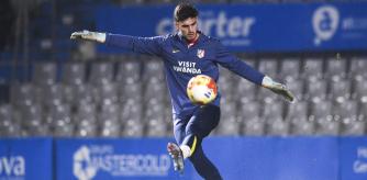 Salvador Esquivel durante el calentamiento del Atlético de Madrid B en la Nova Creu Alta para medirse al Sabadell.