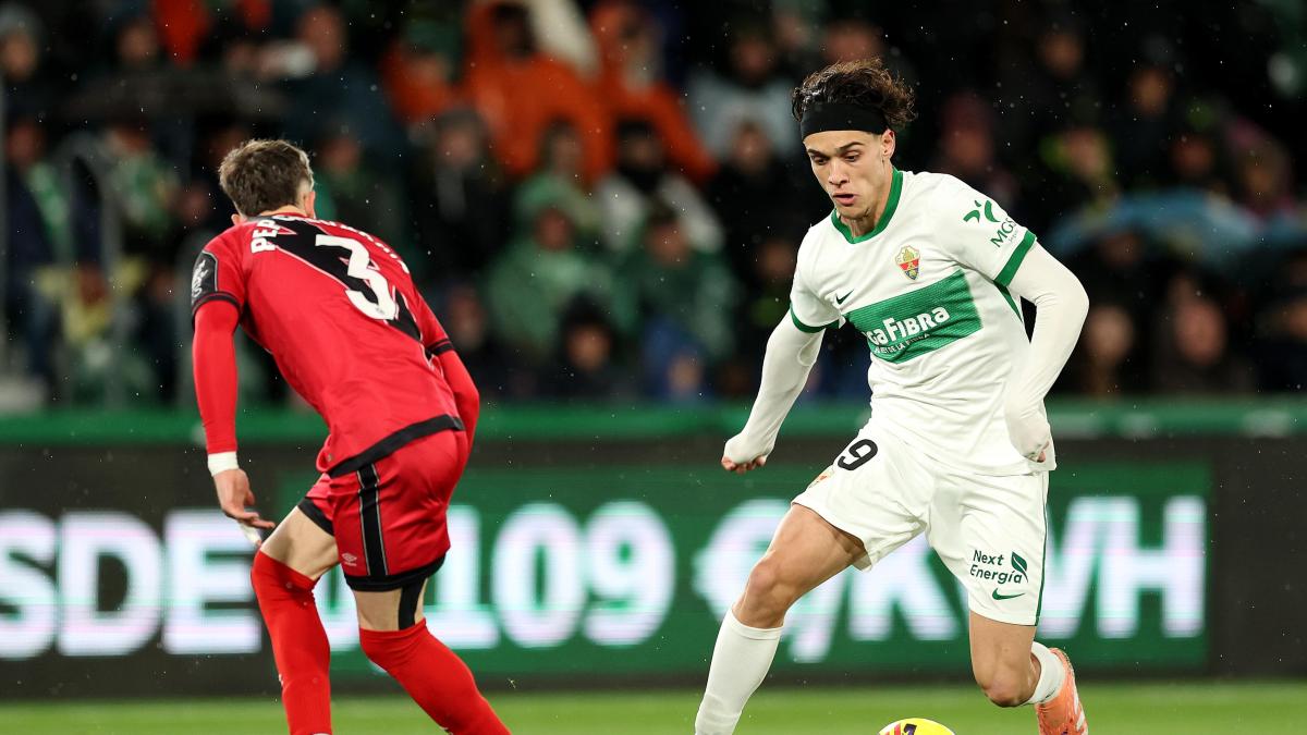 El Elche se divierte bajo la lluvia y sigue invicto en casa