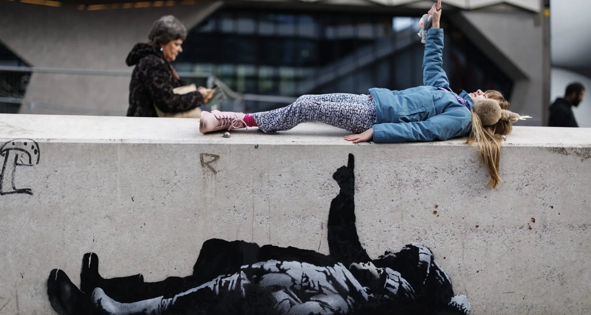 Aparecen dos murales idénticos de Bansky en diferentes zonas de Londres alegóricos a la pobreza infantil