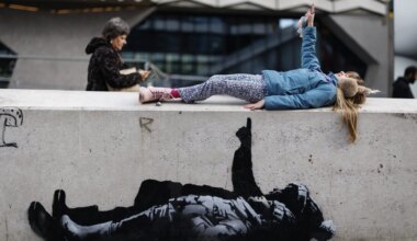 Aparecen dos murales idénticos de Bansky en diferentes zonas de Londres alegóricos a la pobreza infantil