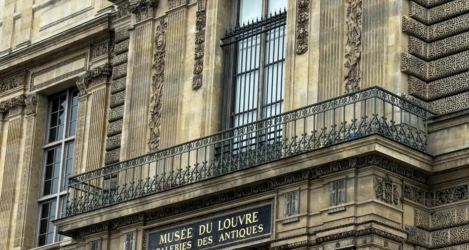 El Museo del Louvre instala una reja de seguridad en la ventana por donde entraron los ladrones en octubre