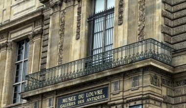 El Museo del Louvre instala una reja de seguridad en la ventana por donde entraron los ladrones en octubre