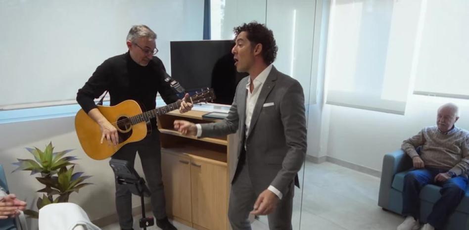 David Bisbal sorprende con su visita a los pacientes de un hospital en Madrid a pocas horas de Navidad