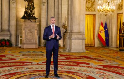 El rey Felipe VI pronuncia el tradicional mensaje de Nochebuena en el que hace balance de un año que ha sido complicado en la política tanto nacional como internacional y en el que se ha conmemorado el 50 aniversario de la restauración de la monarquía y los inicios de la transición a la democracia.