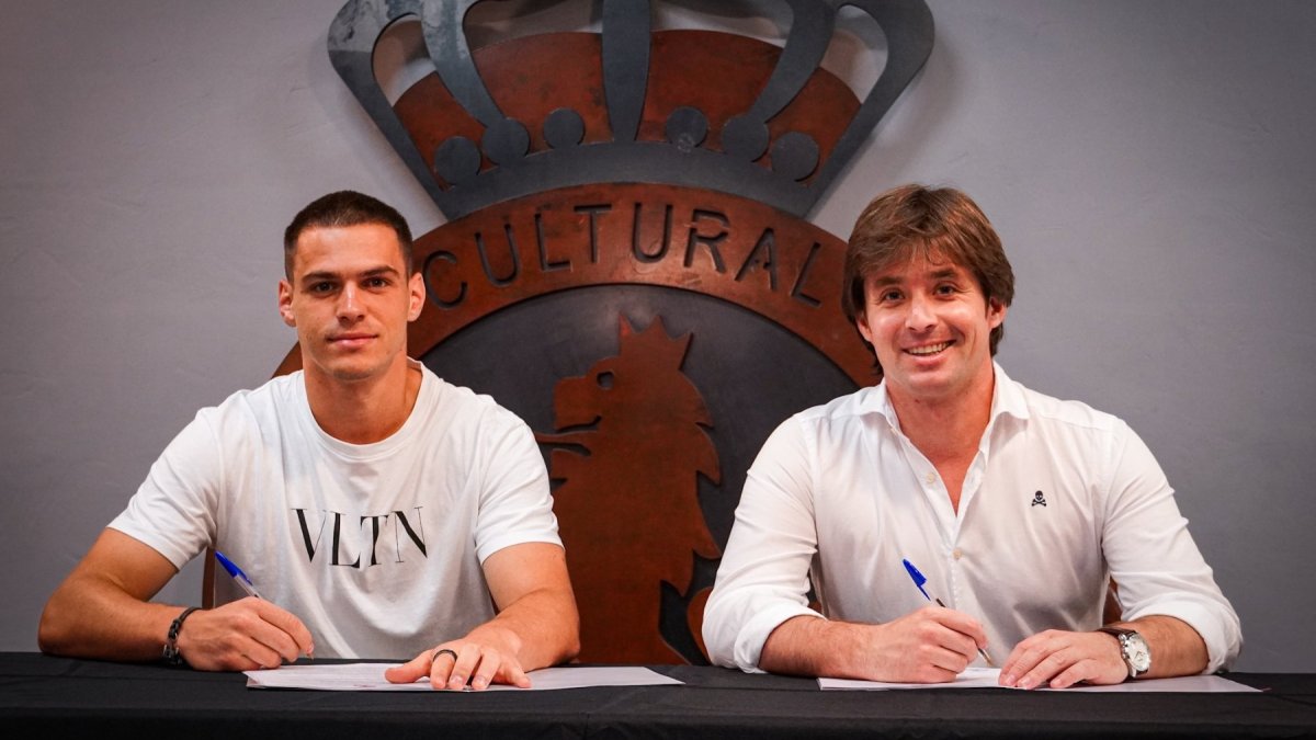 José Manzanera, a la derecha, deberá poner fin a la cesión de Daniel Paraschiv para reforzar el ataque de la Cultural.