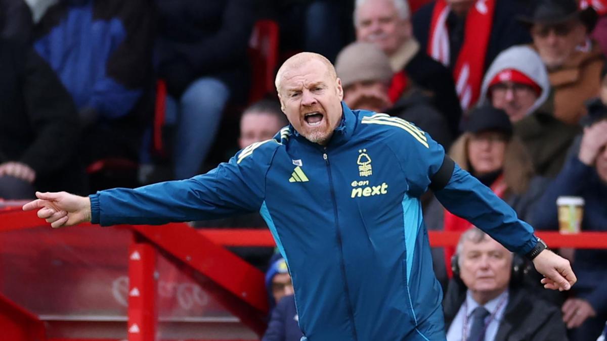 Sean Dyche señala al árbitro tras perder contra el City de Guardiola