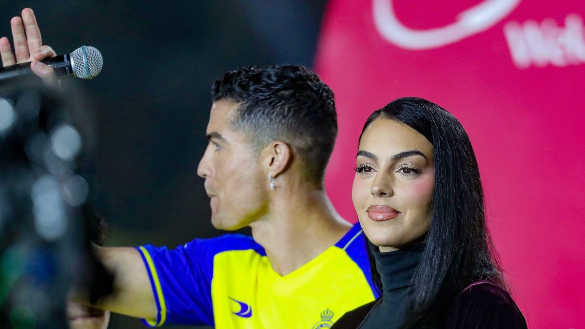 Cristiano Ronaldo y Georgina Rodríguez en la presentación del Al Nassr FC.