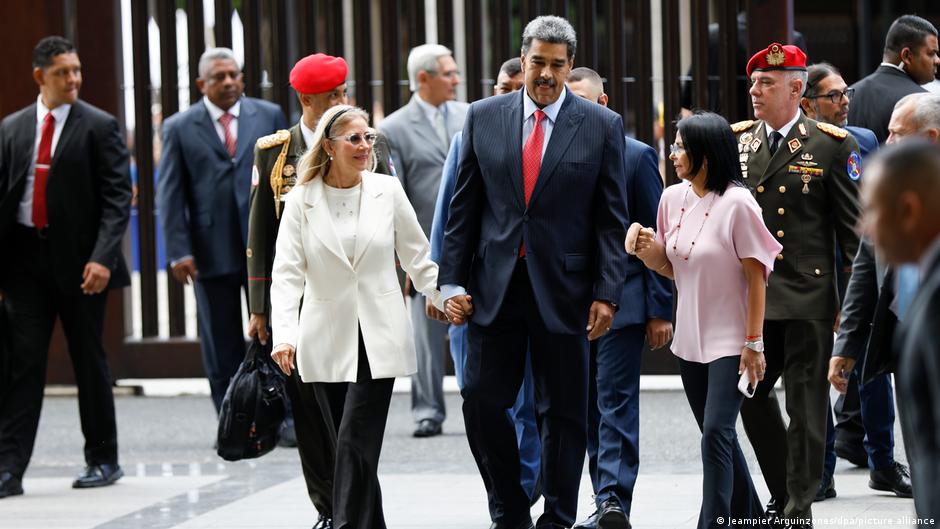 EE.UU. extiende sanciones a otros familiares de Maduro – DW – 20/12/2025