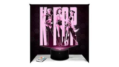 Regalos guerreras kpop sobre fondo blanco.