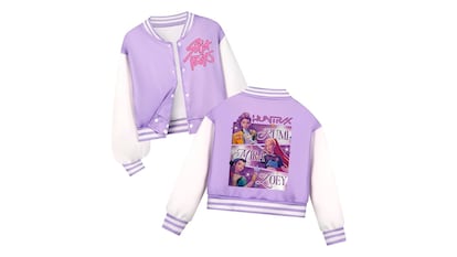 Regalos guerreras kpop sobre fondo blanco.