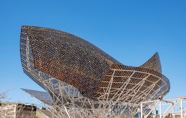 Es una escultura monumental situada en el Puerto Olímpico de Barcelona , ​​a los pies del Hotel Arts. Inaugurado el 11 de julio de 1992 para los Juegos Olímpicos de Barcelona , ​​se ha convertido en uno de los símbolos de la Villa Olímpica.