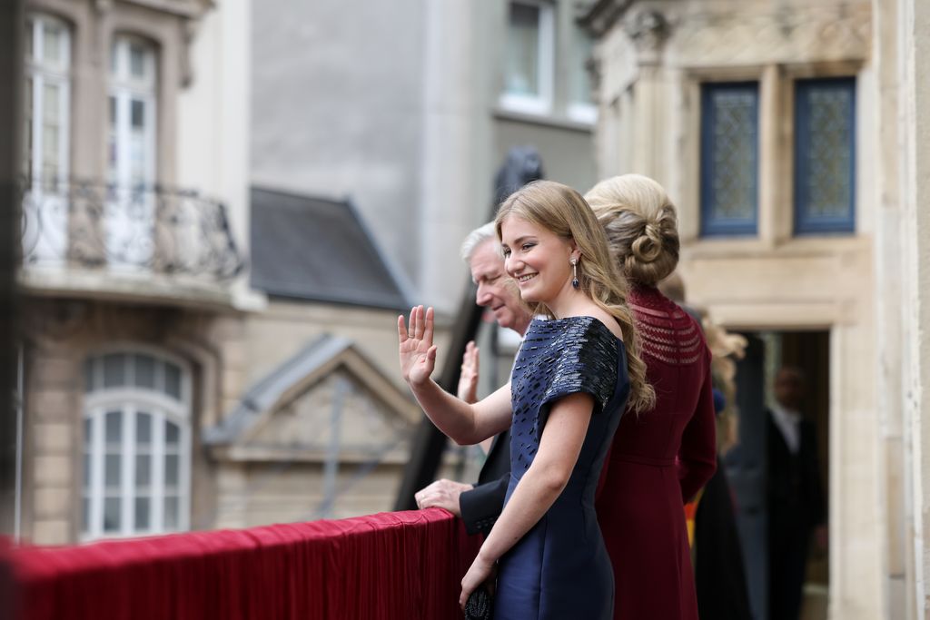 La princesa Elisabeth de Bélgica saluda desde el balcón