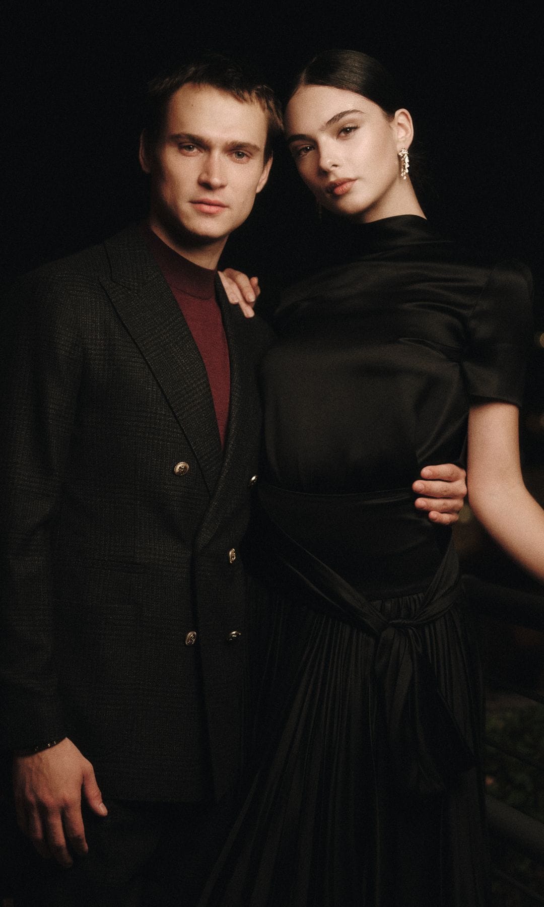 Deva Cassell, hija de Monica Belluci,  junto a su novio, el actor italiano Saul Nanni, con unos pendientes Panthère de Cartier