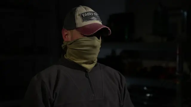 Ruslan, un oficial de las Fuerzas de Operaciones Especiales de Ucrania, porta un suéter negro, y esconde su identidad con tras un gorro y un pañuelo que cubre su nariz y boja.