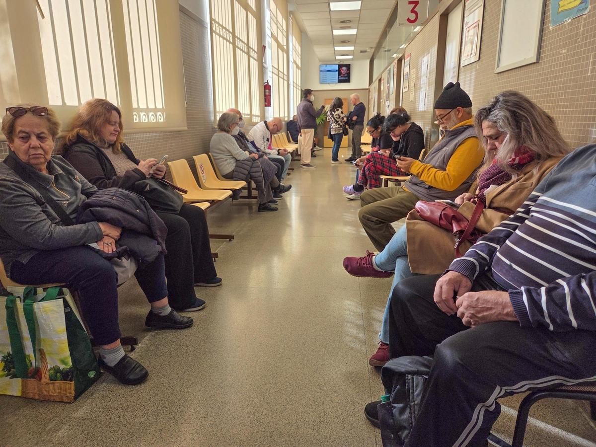 Otra imagen de pacientes en el centro de salud Hospital Provincial-Pla de Alicante