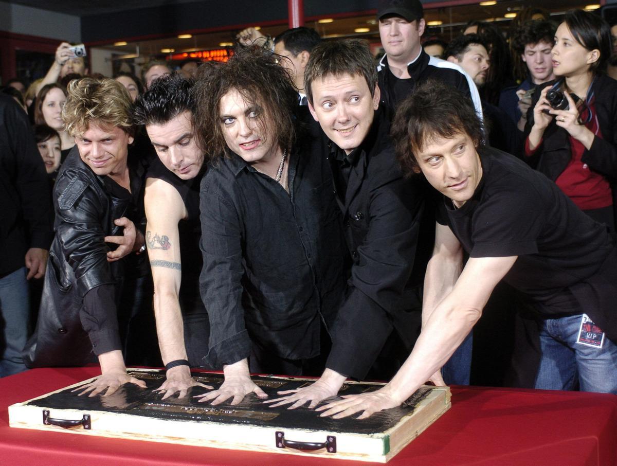 De izquierda a derecha, los miembros de The Cure Jason Cooper, Simon Gallup, Robert Smith, Roger O'Donnell y Perry Bamonte