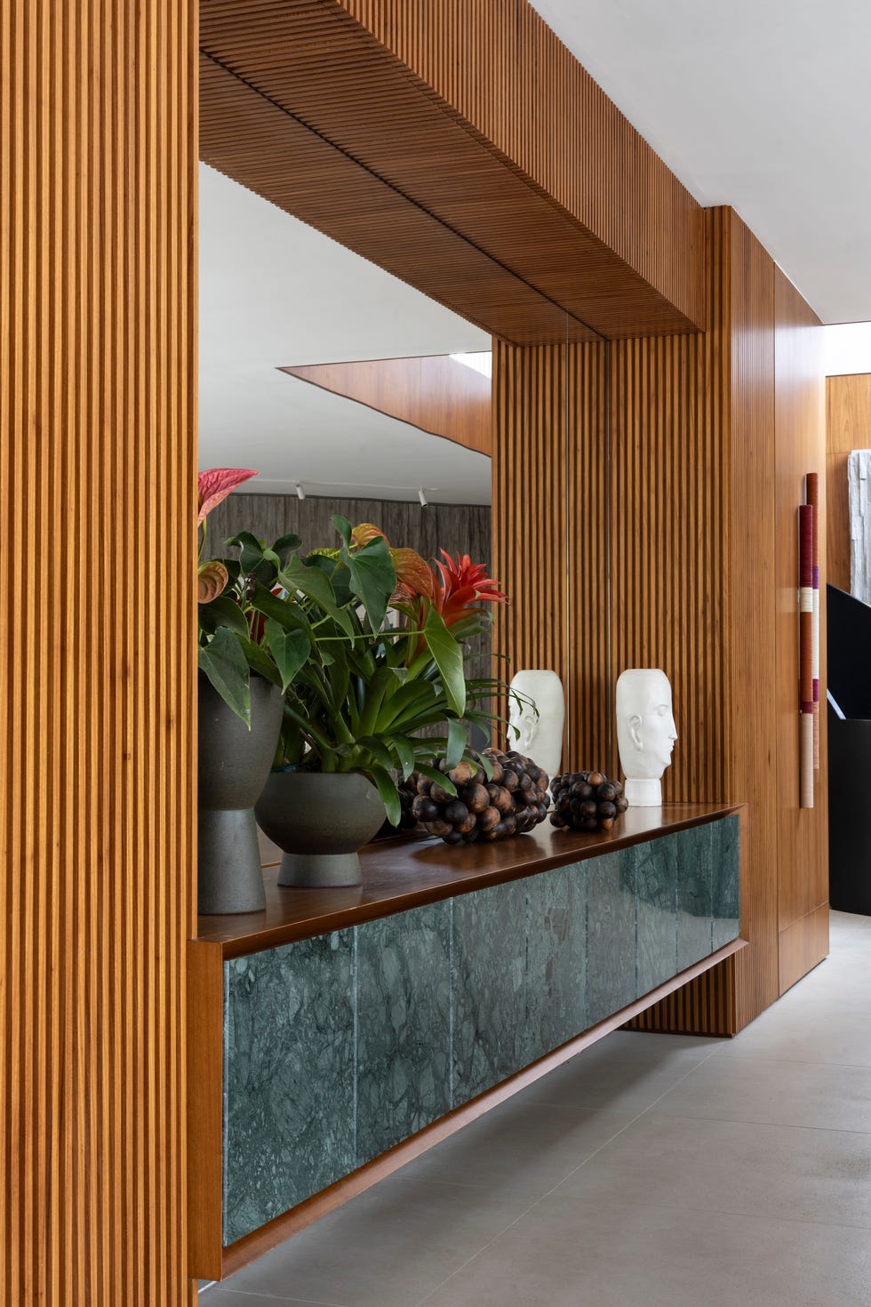 fachada inspirada islandia, suelo espanol, estanque piedra indonesia, casa internacional elegante, abierta y luminosa