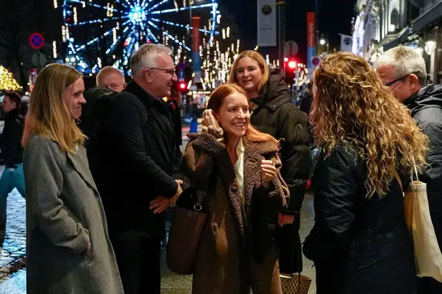 Ana Corina Machado, en el centro, conversando con unas personas en una calle de Oslo