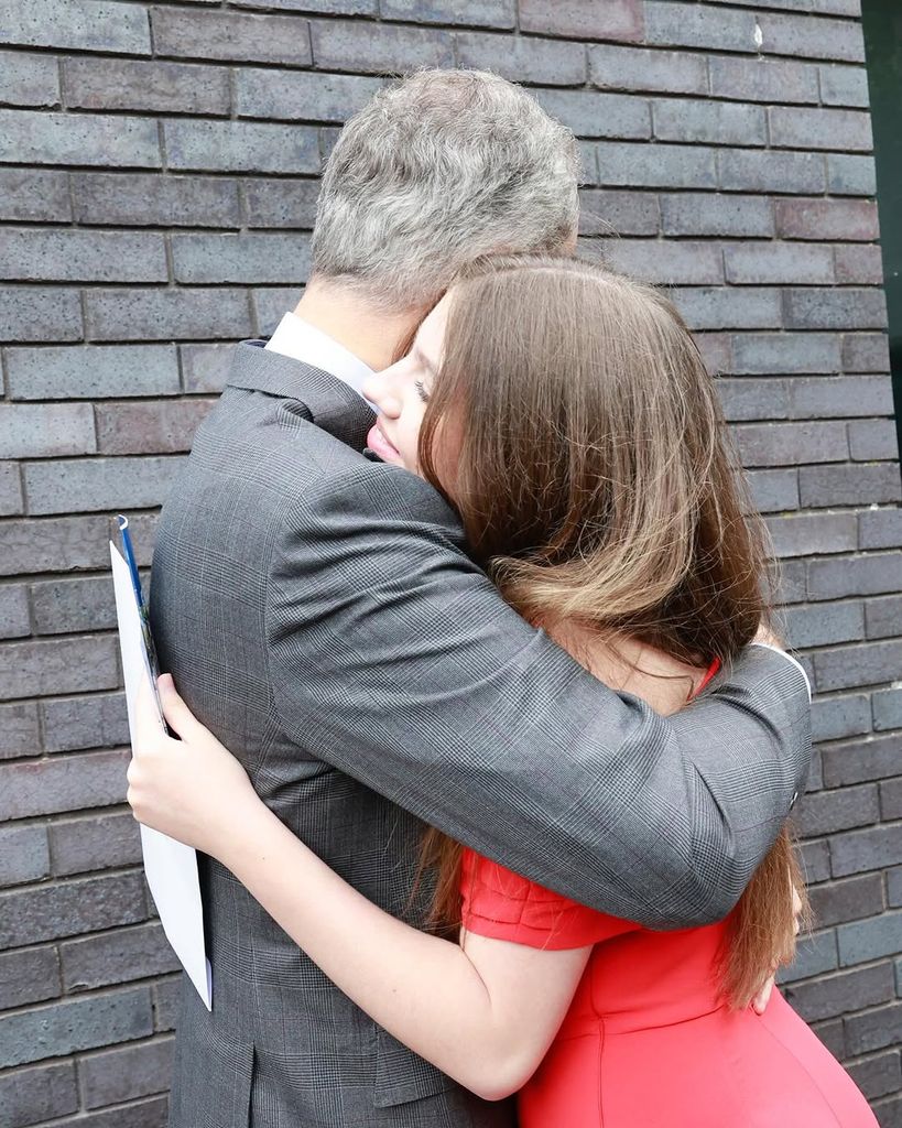 El tierno abrazo de la infanta Sofía con su padre, el rey Felipe, tras su graduación