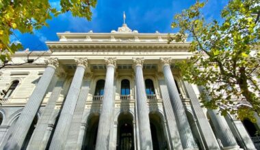 El Ibex 35 marca su 9º máximo histórico del año camino de los 17.000 por IAG, BBVA y Santander