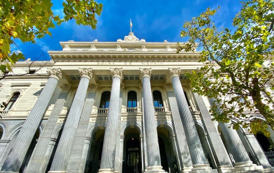 El Ibex 35 marca su 9º máximo histórico del año camino de los 17.000 por IAG, BBVA y Santander