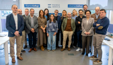 Prensa Ibérica recibe a Dircom Galicia en la sede de El Correo Gallego