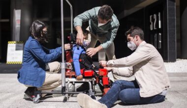 Un niño con atrofia muscular espinal prueba un exoesqueleto diseñado para ayudarlo con su movilidad, en una imagen de archivo.