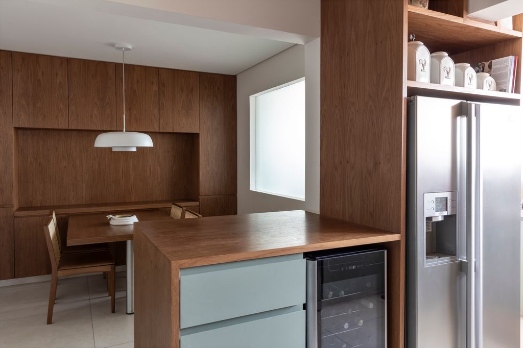 Cocina con muebles de madera